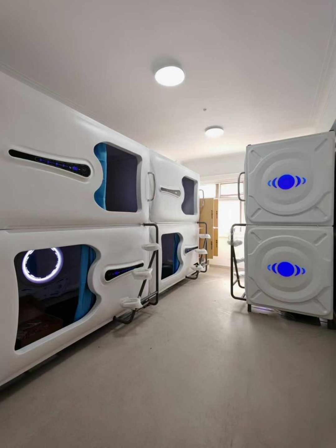 Hostel Space Capsule Madrid Eksteriør bilde