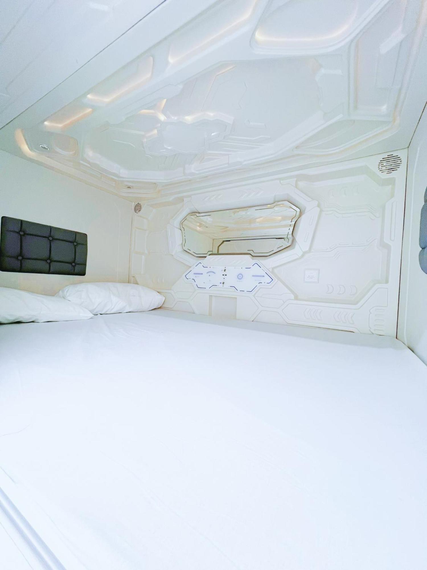 Hostel Space Capsule Madrid Eksteriør bilde