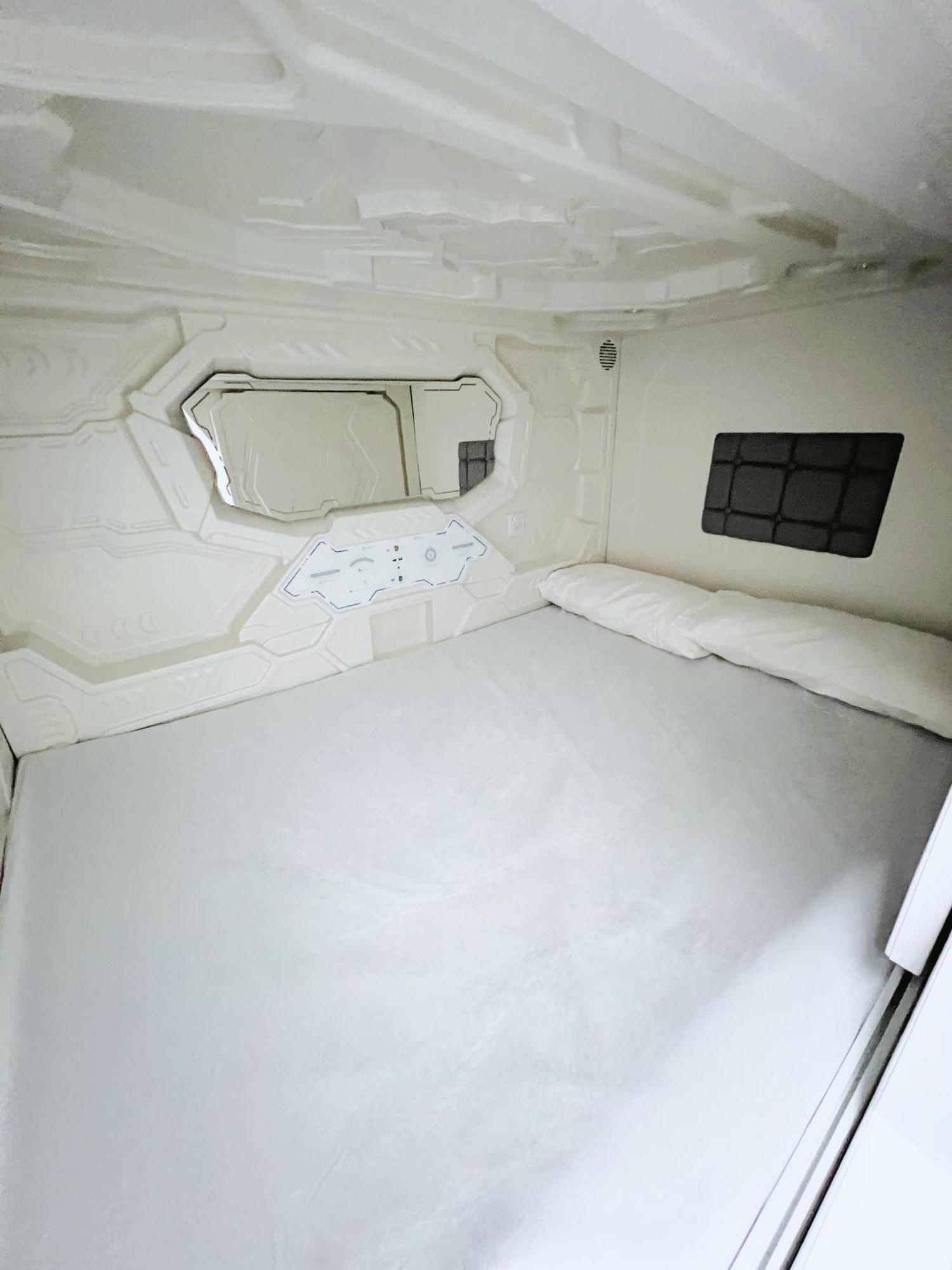Hostel Space Capsule Madrid Eksteriør bilde