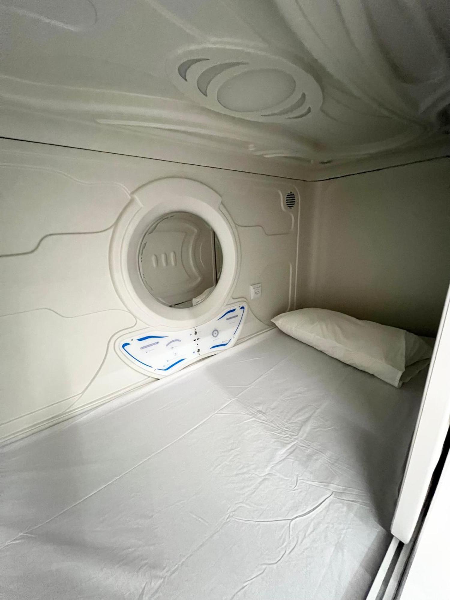 Hostel Space Capsule Madrid Eksteriør bilde