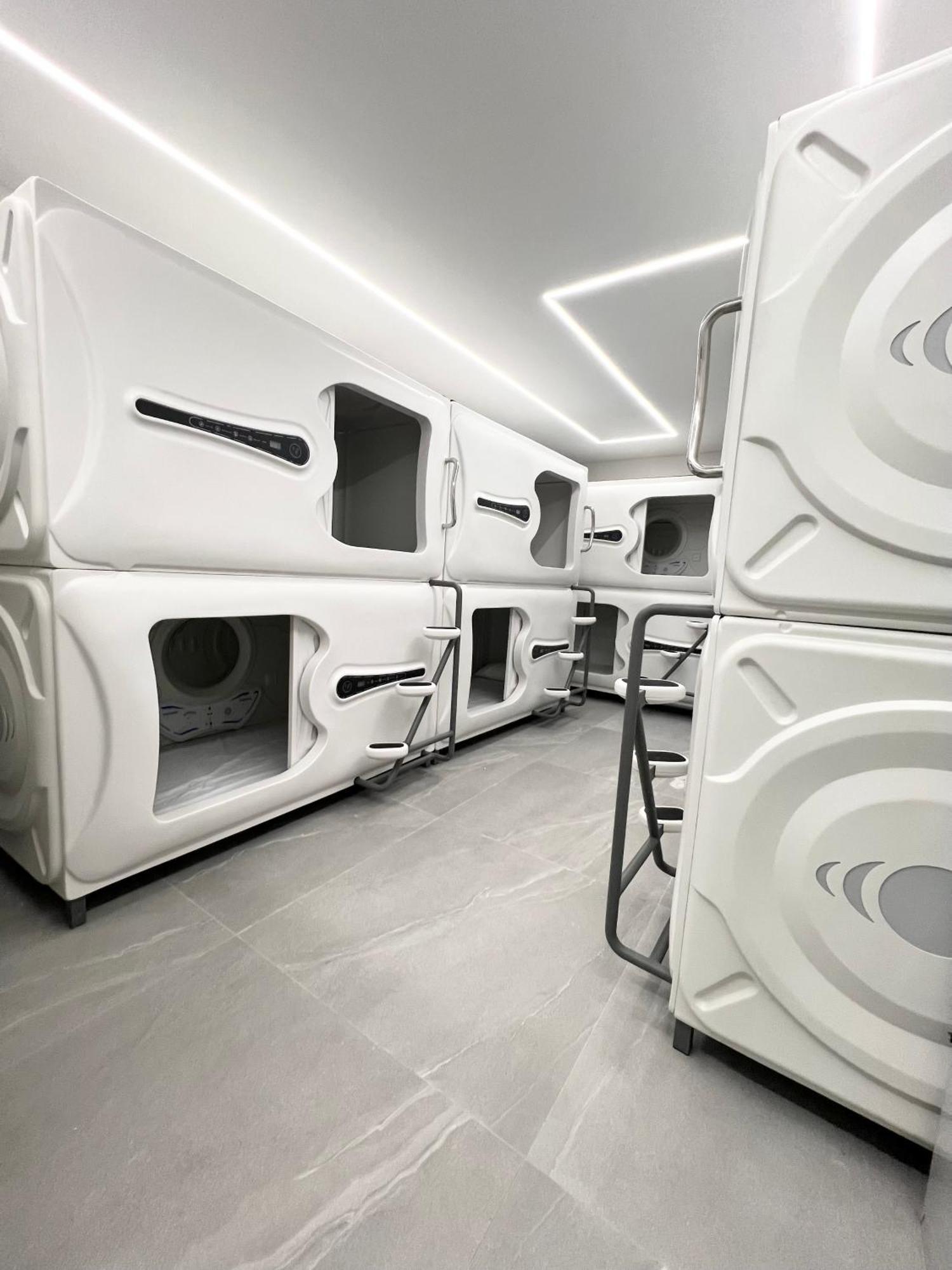 Hostel Space Capsule Madrid Eksteriør bilde