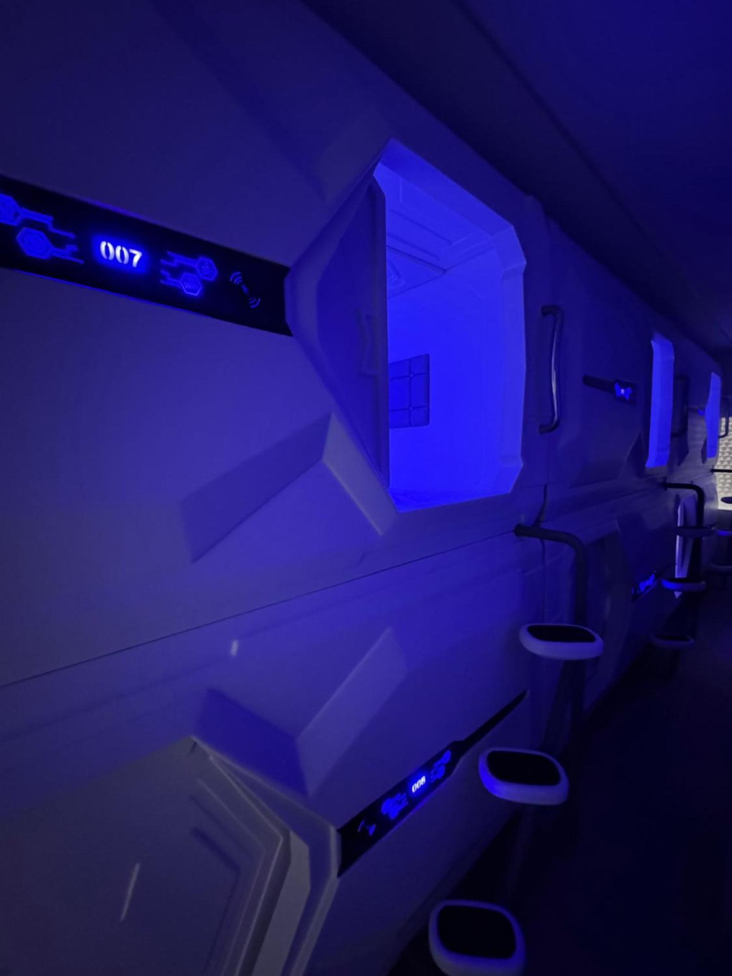 Hostel Space Capsule Madrid Eksteriør bilde